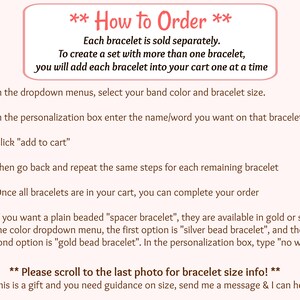 Puede incluir: Gr&aacute;fico rosa y blanco con instrucciones sobre c&oacute;mo pedir pulseras. El texto explica c&oacute;mo seleccionar el color y tama&ntilde;o de la banda, personalizar con un nombre y agregar al carrito. Tambi&eacute;n menciona pulseras espaciadoras.
