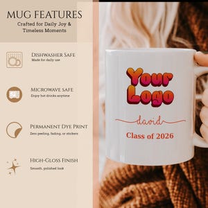 Puede incluir: Una taza de cer&aacute;mica blanca con acabado brillante que presenta el texto Your Logo en una fuente retro con degradado naranja y rojo, el nombre david en letra cursiva roja y el texto Class of 2026 en rojo. A la izquierda se listan caracter&iacute;sticas.