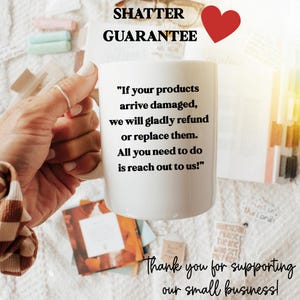 Puede incluir: Una taza de cer&aacute;mica blanca con texto impreso en negro que dice: "If your products arrive damaged, we will gladly refund or replace them. All you need to do is reach out to us!" Arriba, "SHATTER GUARANTEE" junto a un coraz&oacute;n rojo.