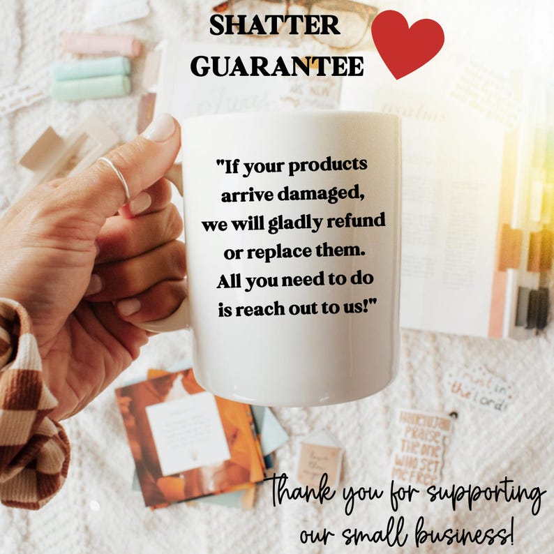 Puede incluir: Una taza de cer&aacute;mica blanca con texto impreso en negro que dice: "If your products arrive damaged, we will gladly refund or replace them. All you need to do is reach out to us!" Arriba, "SHATTER GUARANTEE" junto a un coraz&oacute;n rojo.
