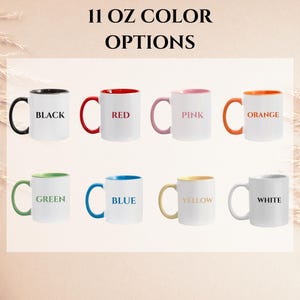 Puede incluir: Una colecci&oacute;n de ocho tazas de cer&aacute;mica de 11 oz dispuestas en dos filas. Cada taza es blanca con un asa y borde interior de color negro, rojo, rosa, naranja, verde, azul, amarillo o blanco. El texto 11 OZ COLOR OPTIONS aparece arriba.