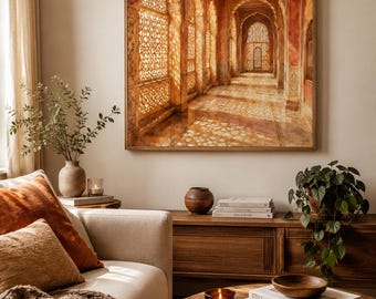 Może przedstawiać: Kwadratowy wydruk ścienny przedstawiający korytarz architektoniczny z łukowymi drzwiami i misternymi ażurowymi ekranami. Scena utrzymana jest w ciepłych odcieniach pomarańczu, złota i brązu, a światło słoneczne rzuca geometryczne cienie na podłogę.