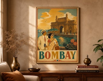 Może przedstawiać: Prostokątny plakat ścienny z ilustracją w stylu vintage przedstawiającą Gateway of India w Bombaju. Grafika przedstawia osobę w jasnym garniturze i osobę w sari we wzory stojące nad wodą, z napisem BOMBAY dużymi literami.