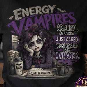 Maglietta di Halloween "Vampiro di Energia": divertente maglietta per l'ufficio del servizio clienti e della reception.