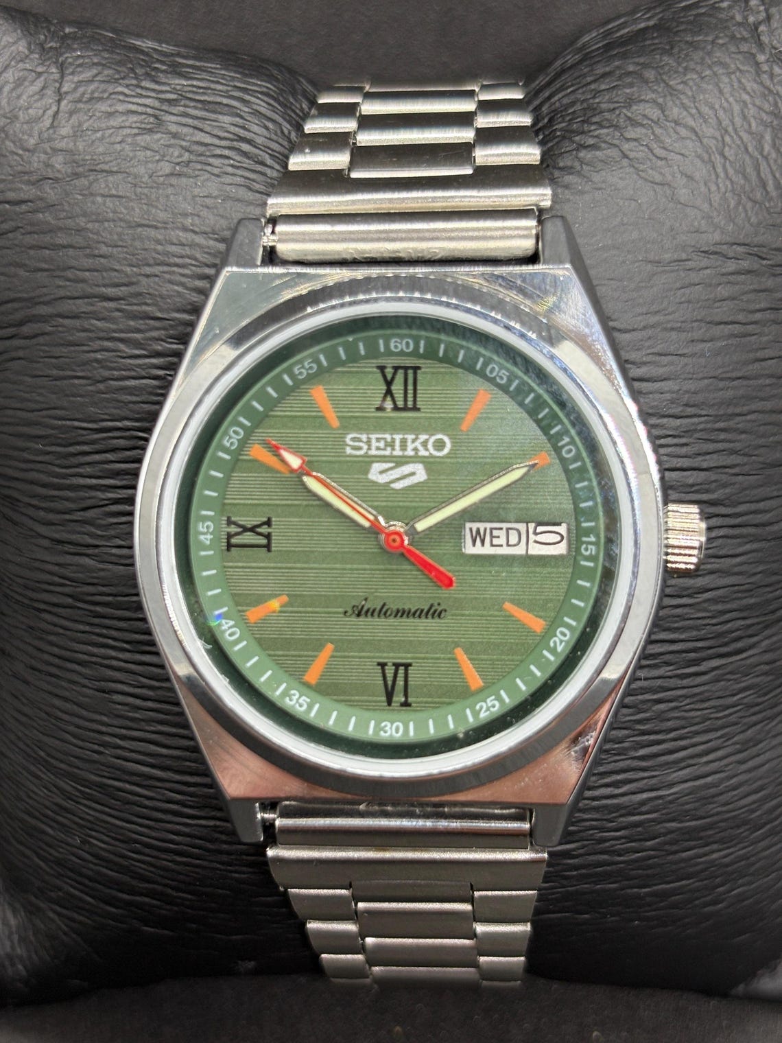 Vintage Refurbished Seiko 5 Automatic Day/Date Japanese Men's Wrist Watch, foto 2 di 5
