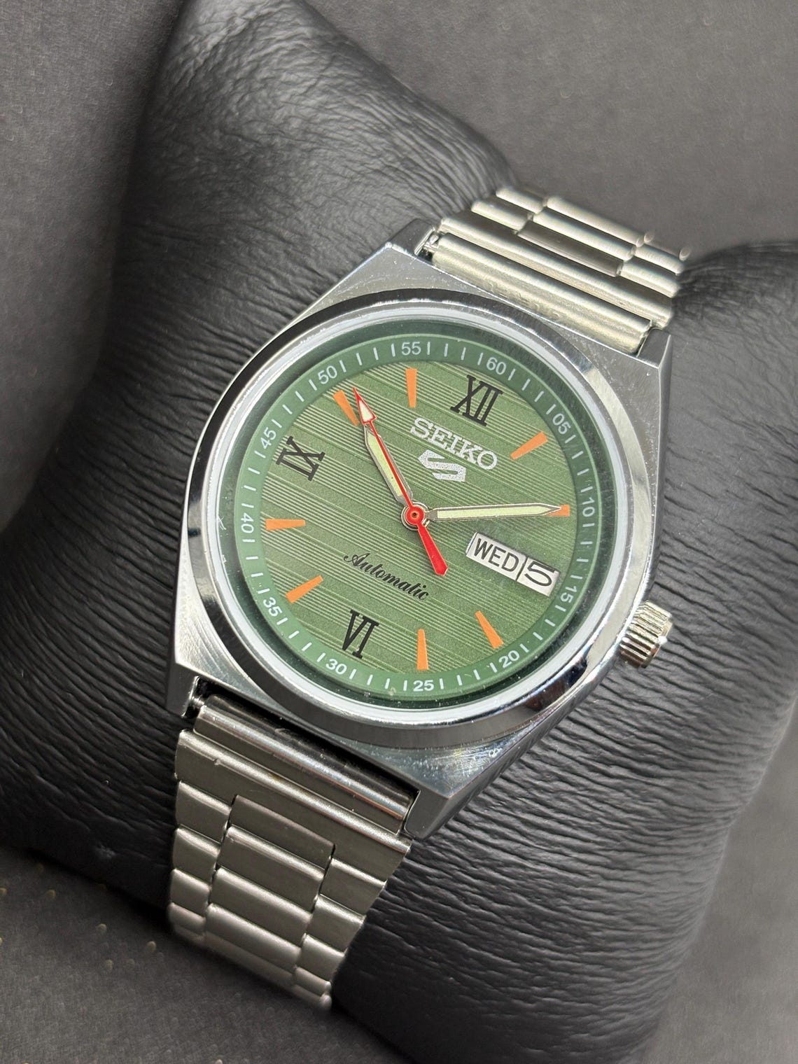 Vintage Refurbished Seiko 5 Automatic Day/Date Japanese Men's Wrist Watch, foto 4 di 5