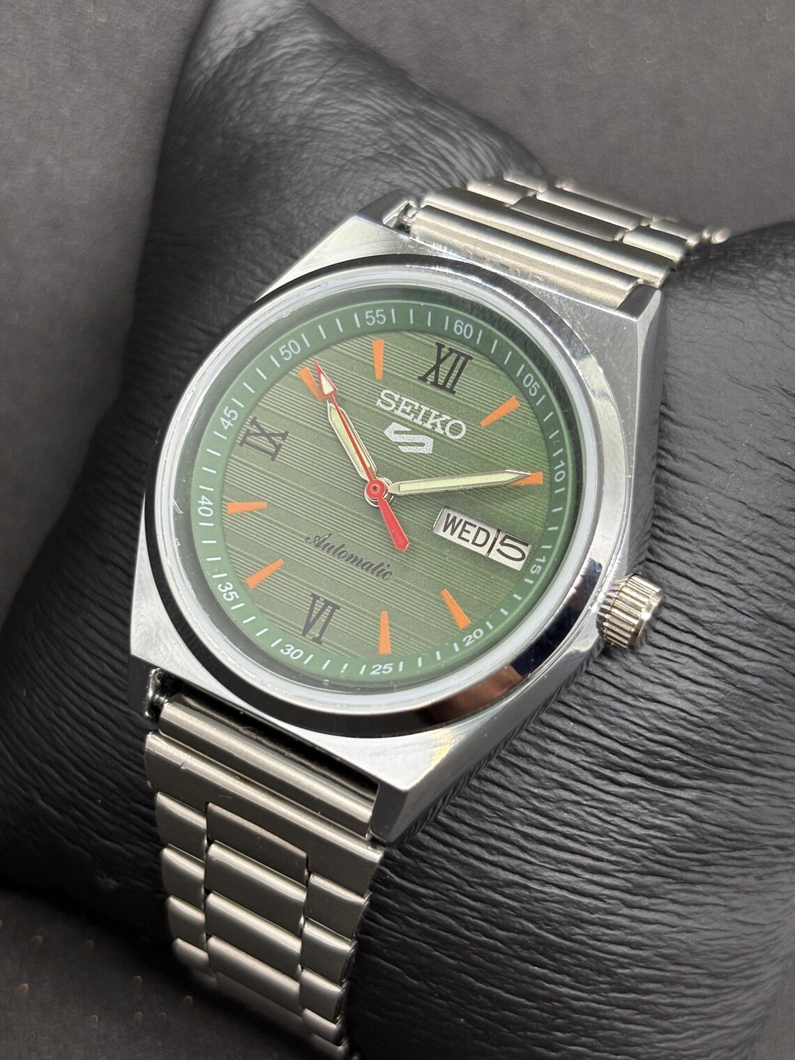 Vintage Refurbished Seiko 5 Automatic Day/Date Japanese Men's Wrist Watch, foto 1 di 5