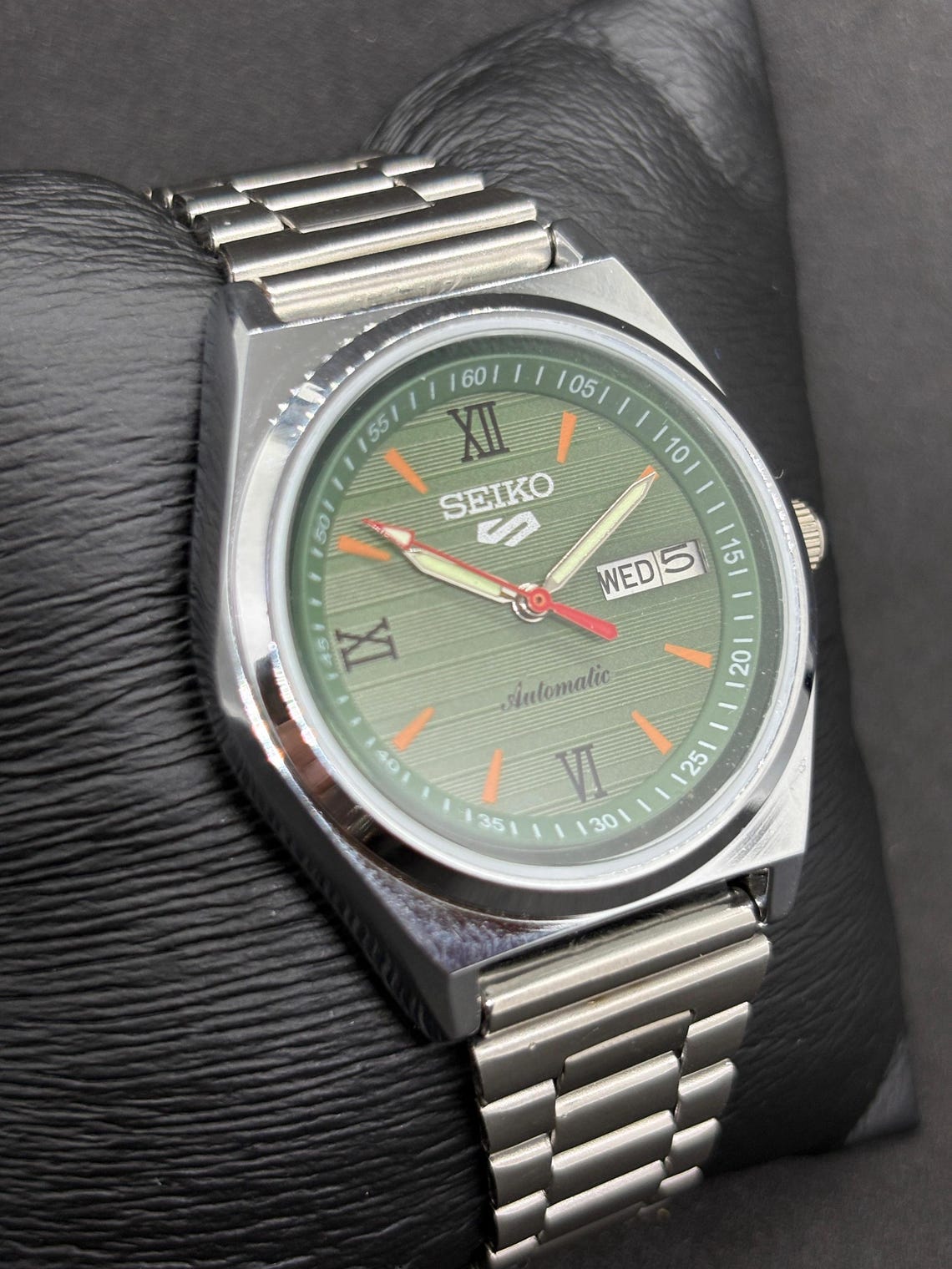 Vintage Refurbished Seiko 5 Automatic Day/Date Japanese Men's Wrist Watch, foto 3 di 5