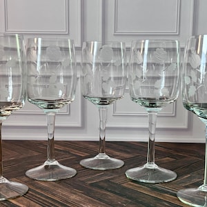 Conjunto de 5 taças de vinho vintage com gravuras florais, em formato de rosa fosca.
