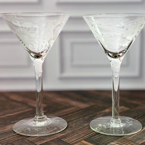Copas de martini vintage grabadas con motivos florales, juego de 2, cristalería para cócteles de mediados de siglo.