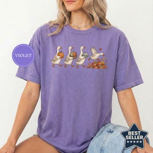 Camiseta otoñal del desfile de gansos pintados, camiseta de la cosecha de la procesión de gansos, linda camiseta de otoño, idea de regalo de Acción de Gracias, camiseta artística otoñal pintada Violet