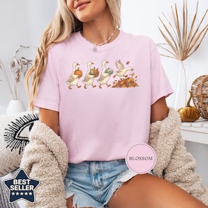 Camiseta otoñal del desfile de gansos pintados, camiseta de la cosecha de la procesión de gansos, linda camiseta de otoño, idea de regalo de Acción de Gracias, camiseta artística otoñal pintada Blossom