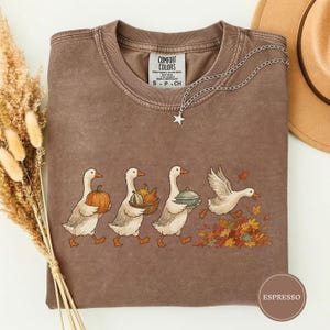 Camiseta otoñal del desfile de gansos pintados, camiseta de la cosecha de la procesión de gansos, linda camiseta de otoño, idea de regalo de Acción de Gracias, camiseta artística otoñal pintada Espresso
