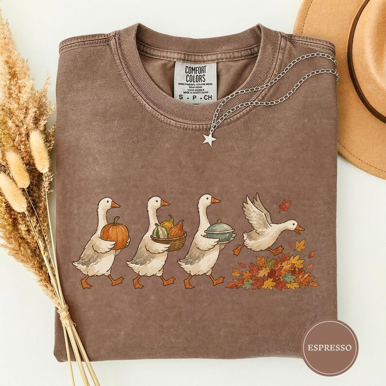 Camiseta otoñal del desfile de gansos pintados, camiseta de la cosecha de la procesión de gansos, linda camiseta de otoño, idea de regalo de Acción de Gracias, camiseta artística otoñal pintada Espresso