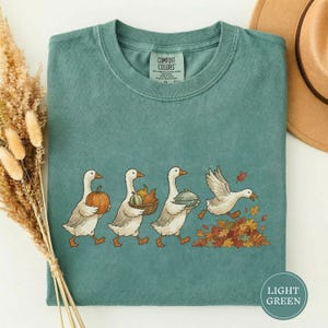 Camiseta otoñal del desfile de gansos pintados, camiseta de la cosecha de la procesión de gansos, linda camiseta de otoño, idea de regalo de Acción de Gracias, camiseta artística otoñal pintada Light Green
