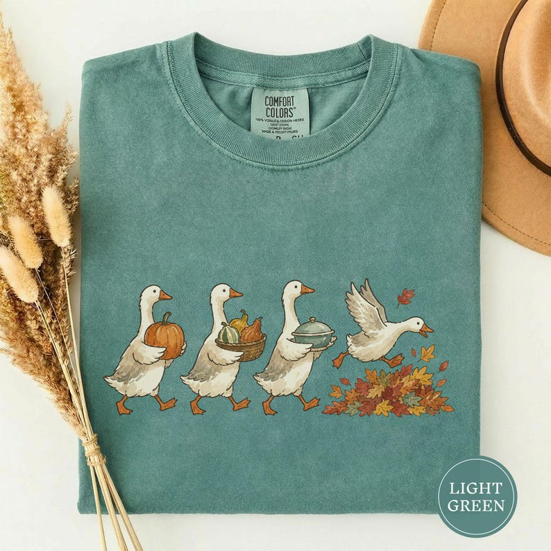 Camiseta otoñal del desfile de gansos pintados, camiseta de la cosecha de la procesión de gansos, linda camiseta de otoño, idea de regalo de Acción de Gracias, camiseta artística otoñal pintada Light Green