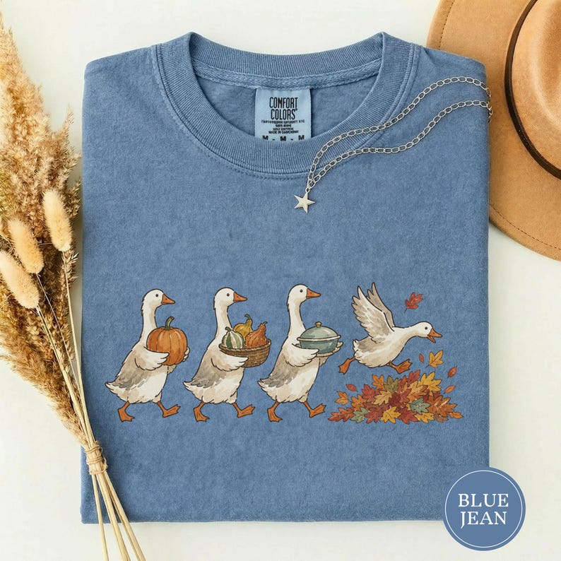 Camiseta otoñal del desfile de gansos pintados, camiseta de la cosecha de la procesión de gansos, linda camiseta de otoño, idea de regalo de Acción de Gracias, camiseta artística otoñal pintada Blue Jean