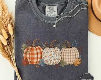 Camiseta de otoño con estampado de calabazas y cuadros búfalo, camiseta de calabazas en acuarela, camiseta acogedora de otoño, lindo regalo de otoño para ella, camiseta de temporada de calabazas, camiseta de otoño