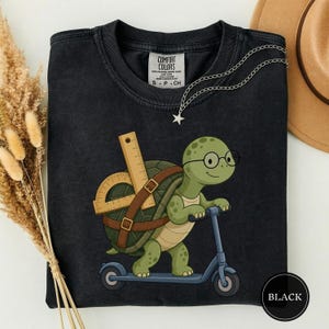Maglietta "Vado a insegnare matematica", simpatico regalo per insegnanti di matematica, maglietta con scooter per insegnanti di matematica, maglietta per il ritorno a scuola, maglietta con tartaruga sullo scooter, maglietta per la scuola