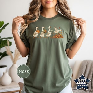 Camiseta otoñal del desfile de gansos pintados, camiseta de la cosecha de la procesión de gansos, linda camiseta de otoño, idea de regalo de Acción de Gracias, camiseta artística otoñal pintada Moss