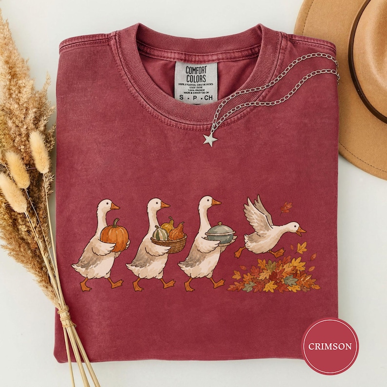 Camiseta otoñal del desfile de gansos pintados, camiseta de la cosecha de la procesión de gansos, linda camiseta de otoño, idea de regalo de Acción de Gracias, camiseta artística otoñal pintada Crimson