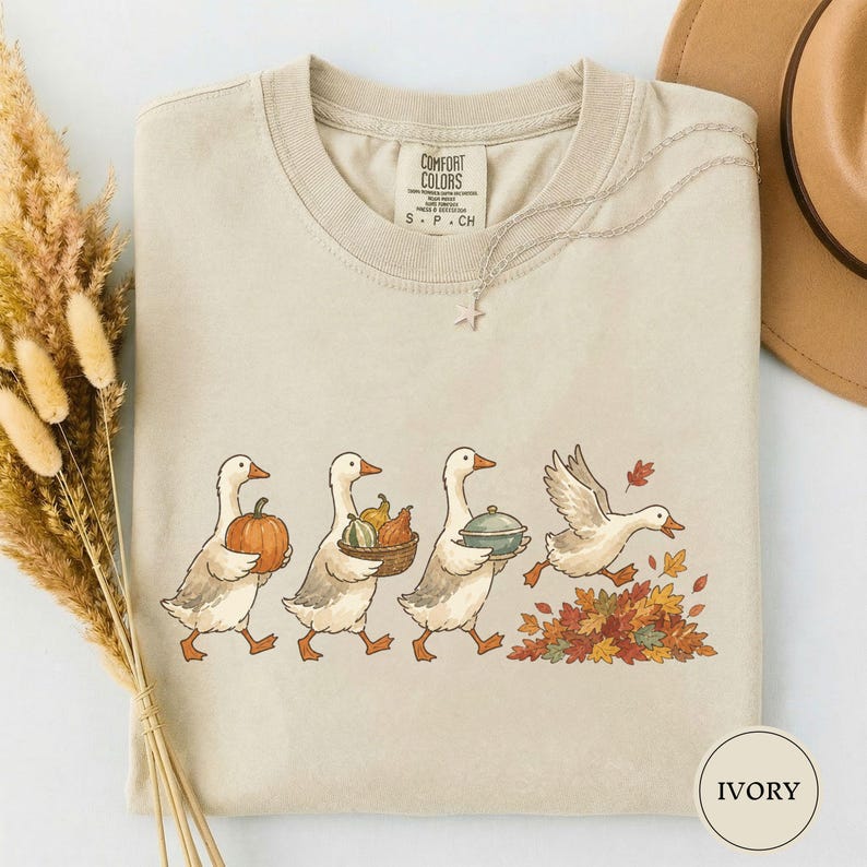 Camiseta otoñal del desfile de gansos pintados, camiseta de la cosecha de la procesión de gansos, linda camiseta de otoño, idea de regalo de Acción de Gracias, camiseta artística otoñal pintada Ivory