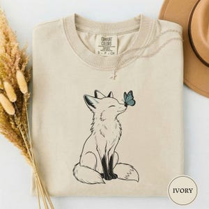Tshirt renard avec papillon perché, animal de la forêt au trait fin, cadeau pour amoureux de la nature cottagecore, renard mignon esthétique, graphisme art animalier