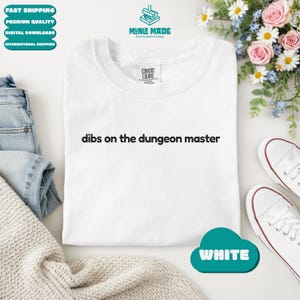 Dibs on the Dungeon Master-skjortan, rolig DnD-flickvänsteman, Dungeon Master-frupresent, nördiga parskjortor, alla hjärtans dag-present till TTRPG