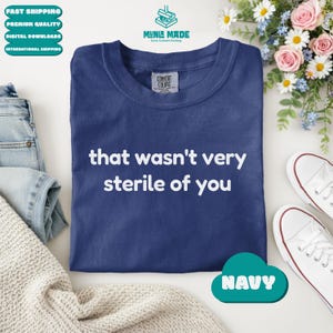 Könnte beinhalten: Ein marineblaues Kurzarm-T-Shirt mit dem weißen Schriftzug that wasn't very sterile of you auf der Brust. Das Shirt hat einen Rundhalsausschnitt und ein Comfort Colors Markenetikett am Innenkragen und ist in flacher Lage dargestellt.