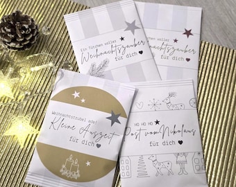Può includere: Quattro sacchetti regalo rettangolari in carta a righe bianche e grigie, con grafiche a tema natalizio e testi in tedesco come "Weihnachtszauber", "Kleine Auszeit" e "Post vom Nikolaus", decorati con stelle, cuori e illustrazioni festive.