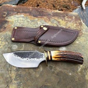 Couteau de chasse forgé à la main | Lame en acier martelé, manche en bois de cerf brûlé, Bushcraft