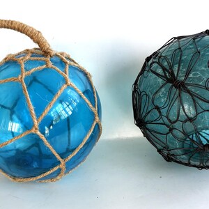 Paire de flotteurs de pêche vintage en verre japonais, style hawaïen, pour bar tiki, bleu turquoise, en corde de jute, reproduction de style nautique, pour la plage ou la Norvège.