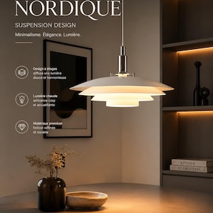 Peut inclure: Une suspension lumineuse blanche à plusieurs niveaux avec une fixation supérieure en métal argenté, suspendue par un cordon fin. La lampe présente trois abat-jours circulaires superposés qui diffusent la lumière vers le bas.