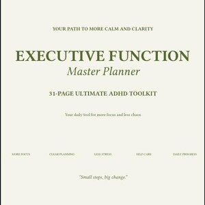Op de afbeelding: Een licht crèmekleurige planneromslag met donkergroene tekst die luidt: YOUR PATH TO MORE CALM AND CLARITY, EXECUTIVE FUNCTION Master Planner, 31-PAGE ULTIMATE ADHD TOOLKIT, Your daily tool for more focus and less chaos, MORE FOCUS, CLEAR PLANNING, LESS STRESS, SELF-CARE, DAILY PROGRESS en Small steps, big change.