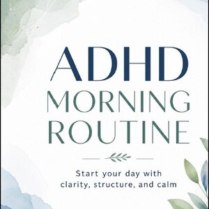 Op de afbeelding: Een rechthoekige kaart met de tekst ADHD MORNING ROUTINE en de ondertitel Start your day with clarity, structure, and calm. Het ontwerp bevat aquarelverf in blauwe en groene tinten met fijne lijntekeningen en motieven van bladeren.