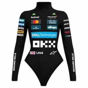 Puede incluir: Un body negro de manga larga con cuello alto que presenta varios logotipos de patrocinadores, incluidos McLaren, Android, Dell Technologies y OKX. Las mangas muestran la marca Richard Mille, mientras que el pecho incluye la bandera británica y LN4.