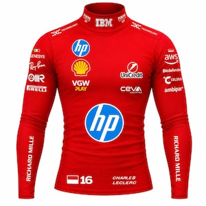 Puede incluir: Una camiseta roja de manga larga con cuello alto que presenta varios logotipos de patrocinadores como HP, Shell, IBM y UniCredit. El frente muestra el número 16 y el nombre Charles Leclerc, mientras que las mangas llevan la marca Richard Mille.
