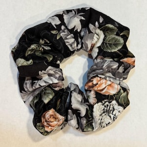handgemachte oversized Scrunchies (vintage floral patchwork)