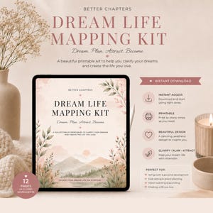 Op de afbeelding: Een digitale tablet toont de Better Chapters Dream Life Mapping Kit, een printbare gids van 12 pagina's met aquarelillustraties van bergen. Het scherm toont de titel Dream. Plan. Attract. Become. en tekst over het verduidelijken van dromen.