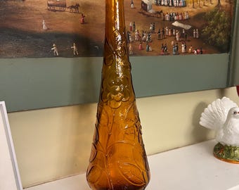 Vintage Italiaanse amberkleurige glazen fles, reliëfbloemvlinder, karaf uit het midden van de eeuw