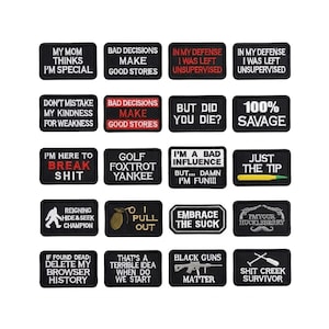 Op de afbeelding: Een verzameling van twintig rechthoekige geborduurde patches met een zwarte achtergrond en witte en rode tekst. De patches tonen diverse humoristische zinnen, iconen zoals een granaat, een geweer en pistolen, en slogans zoals 100% Savage.