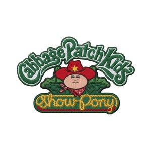 Puede incluir: Un parche bordado que presenta el texto verde Cabbage Patch Kids sobre un personaje de dibujos animados que lleva un sombrero de vaquero rojo con una estrella amarilla. Debajo del personaje, el texto Show Pony está bordado en amarillo sobre un fondo verde.