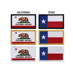 Puede incluir: Seis parches rectangulares bordados dispuestos en dos columnas. La columna izquierda presenta tres banderas de California con un oso pardo, una estrella roja y texto. La columna derecha muestra tres banderas de Texas con una estrella blanca.