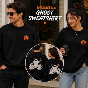 Puede incluir: Una sudadera negra de cuello redondo con una calabaza naranja bordada en el pecho izquierdo. La parte trasera muestra un diseño bordado de tres fantasmas blancos y dos lunas crecientes naranjas. El texto dice EMBROIDERED GHOST SWEATSHIRT.
