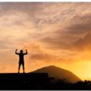 Puede incluir: Una portada de libro titulada FINDING STRENTH DURING HARD TIMES por JAMI MAKRAKES. La portada presenta la silueta de una persona de pie con los brazos levantados sobre una cornisa contra un cielo al atardecer con nubes y un pico de montaña al fondo.
