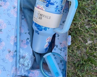 Vaso térmico Stanley x LoveShackFancy Blue Floral de 1,18 litros (40 oz), edición limitada con asa y pajita.