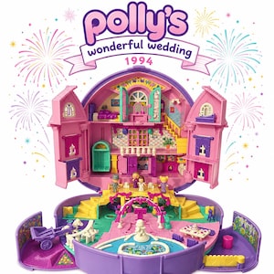 Peut inclure: Un ensemble de jeu Polly's Wonderful Wedding 1994 comprenant une maison de poupée rose à plusieurs niveaux avec des accents violets, s'ouvrant sur des pièces intérieures, un escalier central, une fontaine et des figurines sur fond de feux d'artifice.