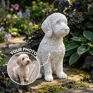 Könnte beinhalten: Eine weiße, texturierte Hundeskulptur in sitzender Position mit lockigem Fell. Ein kreisförmiger Einsatz zeigt ein Foto eines hellen, lockigen Hundes, der auf Holzdielen sitzt, mit dem Text YOUR PHOTO über dem Bild gedruckt.