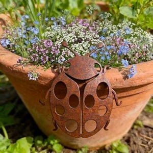 Rostiger Marienkäfer Gartenskulptur - 3D Outdoor Yard Art Decor, einzigartiges Gartengeschenk, rustikale Rasenverzierung