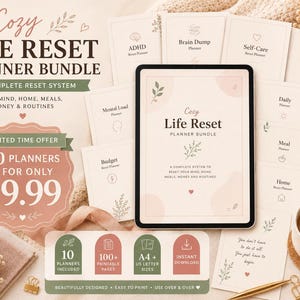 Peut inclure: Une tablette numérique affichant le titre Cozy Life Reset Planner Bundle, entourée de plusieurs cartes de planification imprimées présentant des catégories comme ADHD, Brain Dump, Self-Care, Weekly, Mental Load, Budget, Daily, Meal et Home.